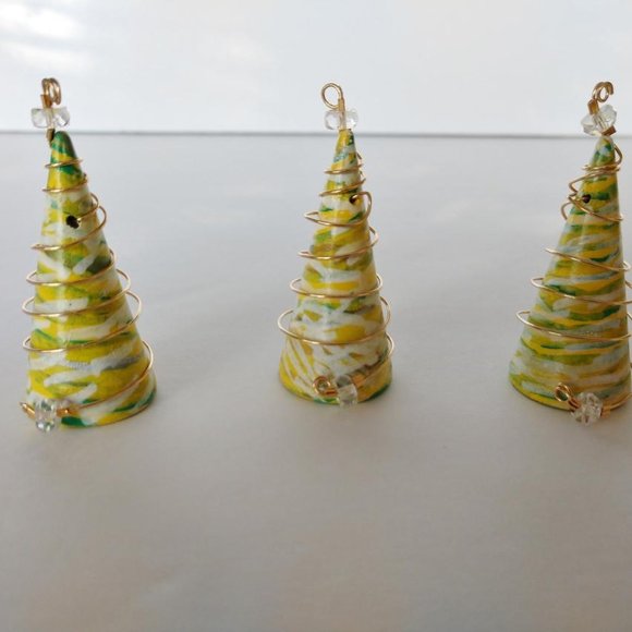 Hand Crafted Single Yellow Christmas Tree Ornament With Beads & Gold Tone Wire - Picture 8 of 16